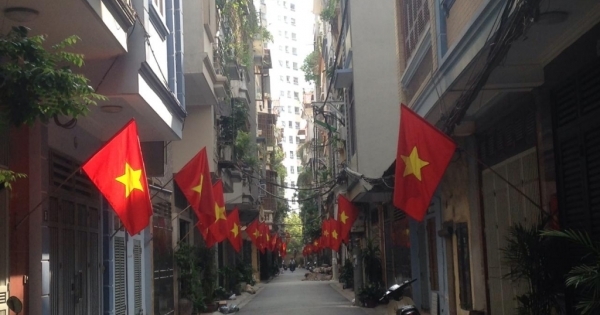 Thủ đô Hà Nội rợp cờ đỏ trước ngày Quốc khánh