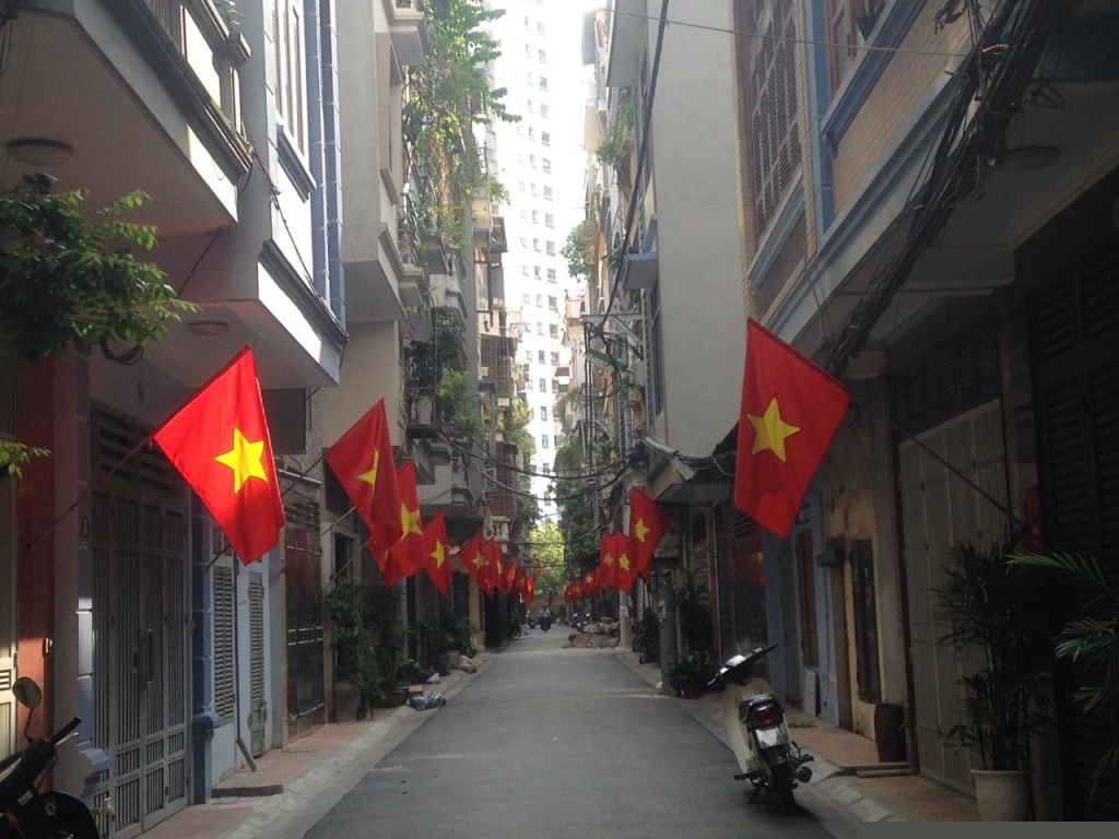 Ngay từ b&acirc;y giờ, nhiều gia đ&igrave;nh đ&atilde; treo những l&aacute; cờ đỏ sao v&agrave;ng trước cửa để mừng Tết Độc lập.