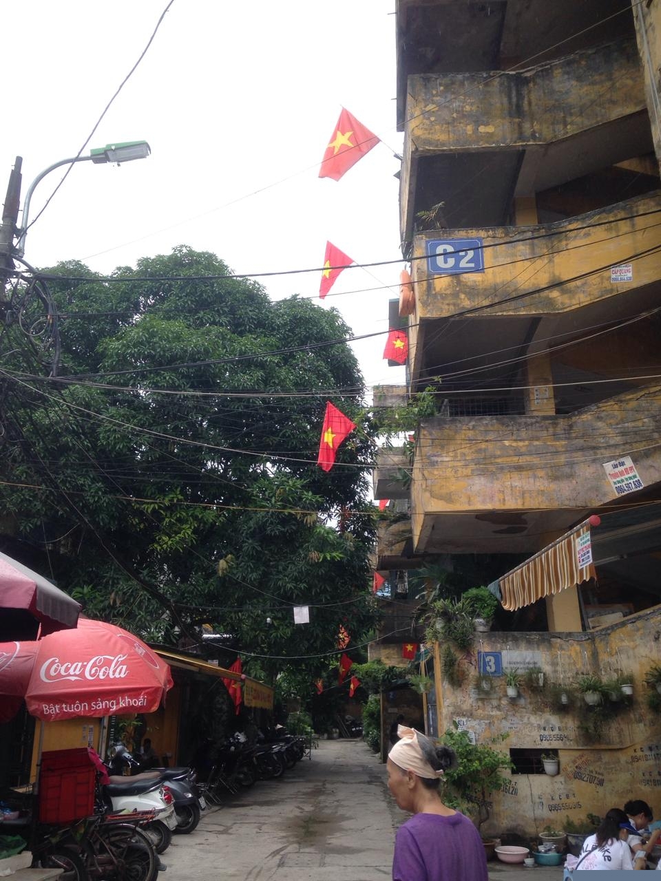 Những khu tập thể cũ của H&agrave; Nội cũng rực rỡ cờ hoa mừng ng&agrave;y Tết Độc lập của d&acirc;n tộc.