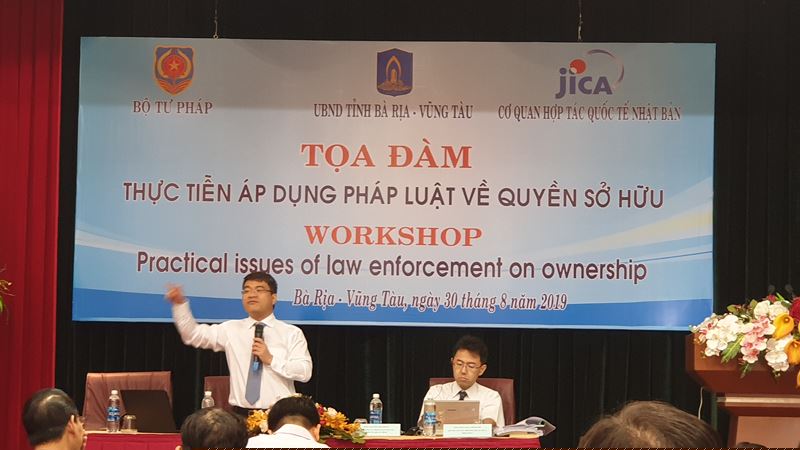 TS. Nguyễn Thanh T&uacute;, Vụ trưởng Vụ Ph&aacute;p luật D&acirc;n sự v&agrave; &ocirc;ng Edagawa Mitsushi, quyền Cố vấn Trưởng Dự &aacute;n JiCA Nhật Bản chủ tr&igrave; Tọa đ&agrave;m.