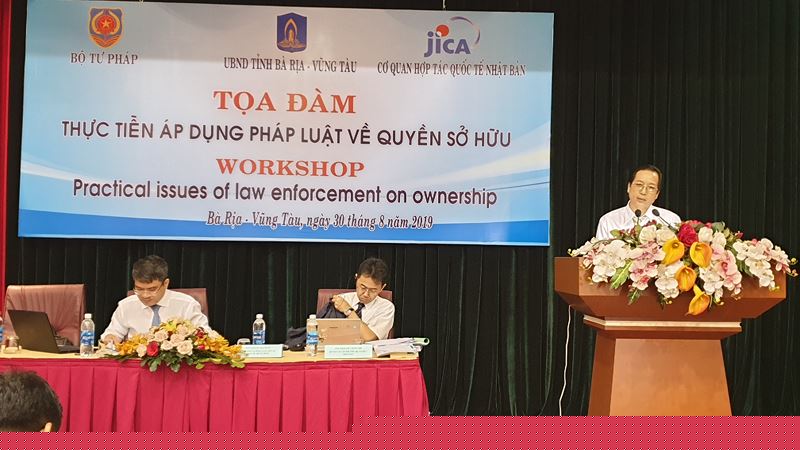 Luật sư Phạm H&ugrave;ng tham luận tại Tọa đ&agrave;m.