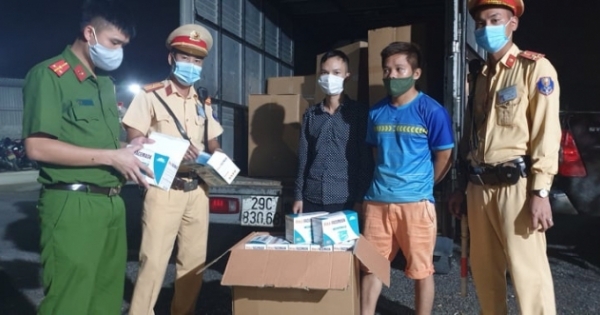 Hà Nội: Phát hiện 20 thùng khẩu trang không rõ nguồn gốc đang trên đường đi tiêu thụ