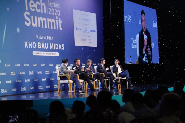 Đặng Tùng Sơn - Phó Tổng giám đốc CMC Telecom đưa ra nhận định về việc cần có nhiều hơn nữa các hệ sinh thái hạ tầng mở như CMC Multi Cloud, đưa Việt Nam trở thành một trung tâm về kết nối và lưu trữ dữ liệu, chia sẻ tri thức của thế giới về nước nhà.