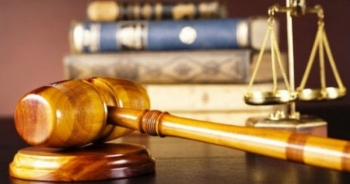 Hận chồng cũ vũ phu, bạc ác, tôi có quyền tự ý đổi họ cho con?