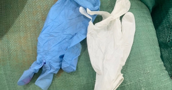 24.000 găng tay cao su không nguồn gốc chuẩn bị bán ra thị trường