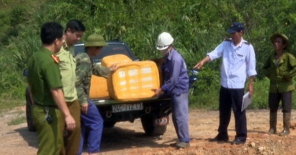 Lào Cai: Tiêu hủy số lượng lớn hàng đông lạnh không rõ nguồn gốc