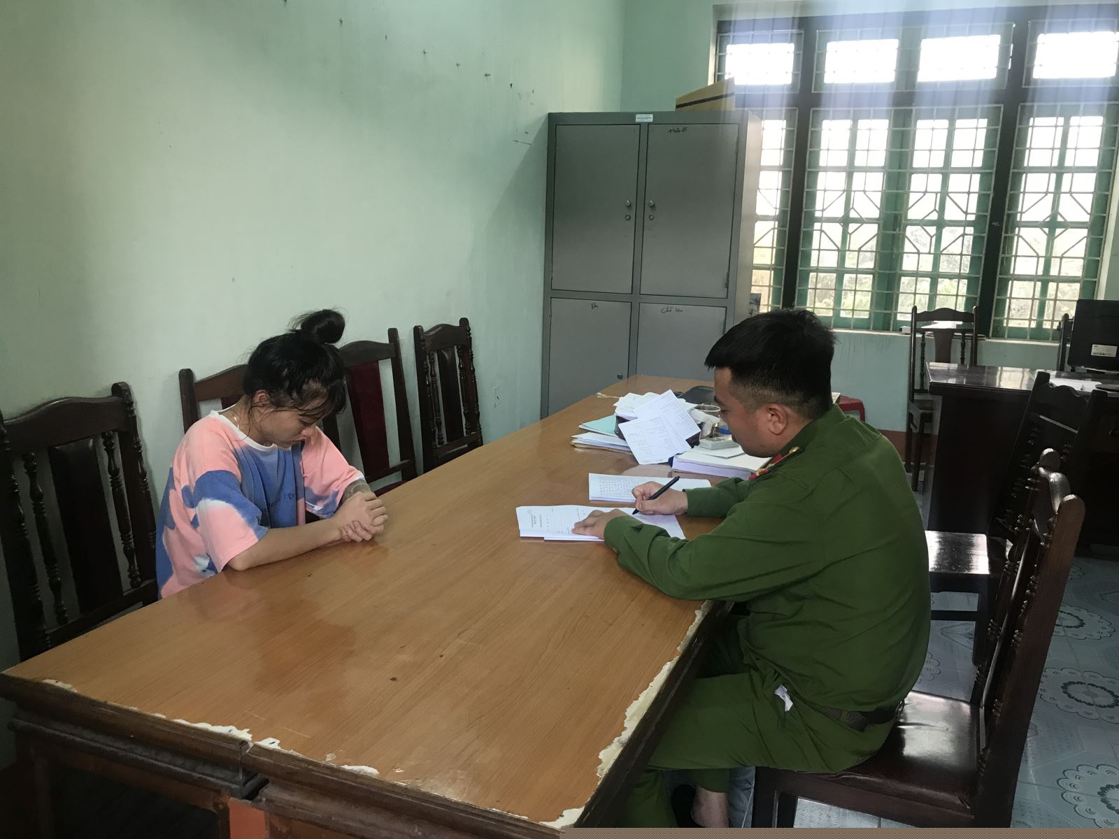 Lấy lời khai 2 trong 4 đối tượng có hành vi sử dụng trái phép chất ma túy