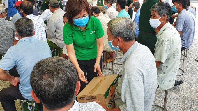 Bà Trần Thị Minh Nguyệt - Phó Chủ tịch HĐQT NutiFood trao quà cho người dân vùng biên giới.