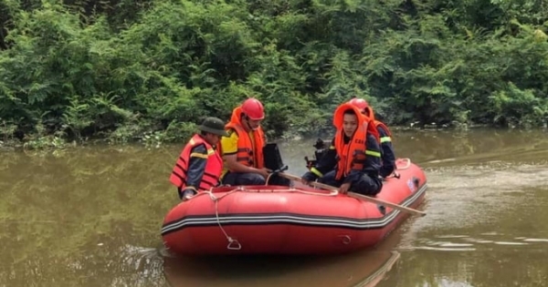 Thấy đồ trên bờ vội xuống sông tìm kiếm mới phát hiện thi thể người thân