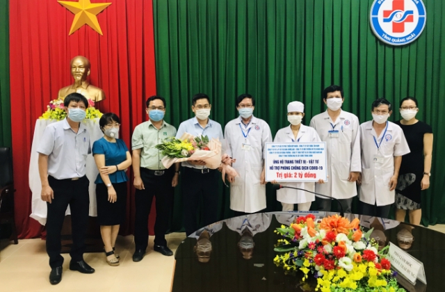 Doanh nghiệp trao máy thở, máy xét nghiệm cho tỉnh Quảng Ngãi phòng/chống dịch Covid-19