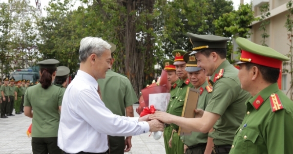 Khen thưởng đột xuất ban chuyên án triệt phá đường dây ma túy "khủng" ở Đồng Nai
