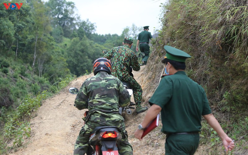 Có những chốt, lán không thể đi xe, phải đi xe máy, một bên là vực, một bên là núi...