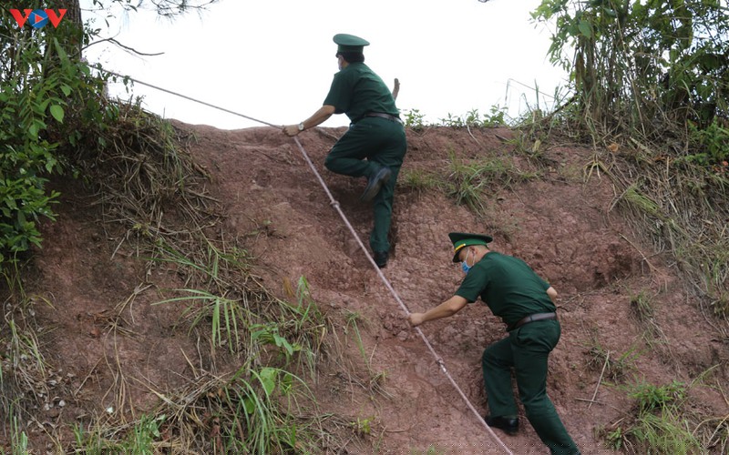 Vượt địa hình hiểm trơ kiểm tra cột mốc, đường mòn, lối mở là nhiệm vụ thường xuyên và liên tục của các cán bộ chiến sĩ.