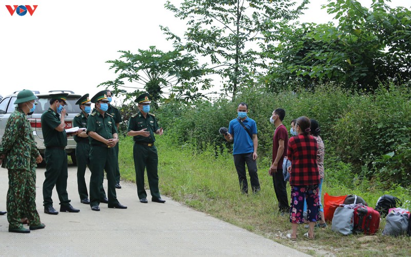 Cán bộ chiến sĩ Đồn Biên phòng Pò Mã đang dựng thêm lán để tăng cường tuần tra, kiểm soát hoạt động xuất nhập cảnh trái phép.