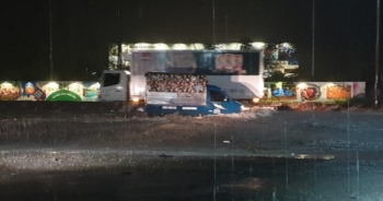 Cơn mưa lớn kéo dài khiến tuyến đường tránh TP Biên Hòa chìm trong biển nước