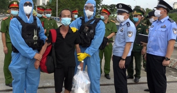 Lào Cai: Bàn giao 2 đối tượng tổ chức đưa người vượt biên cho công an Trung Quốc