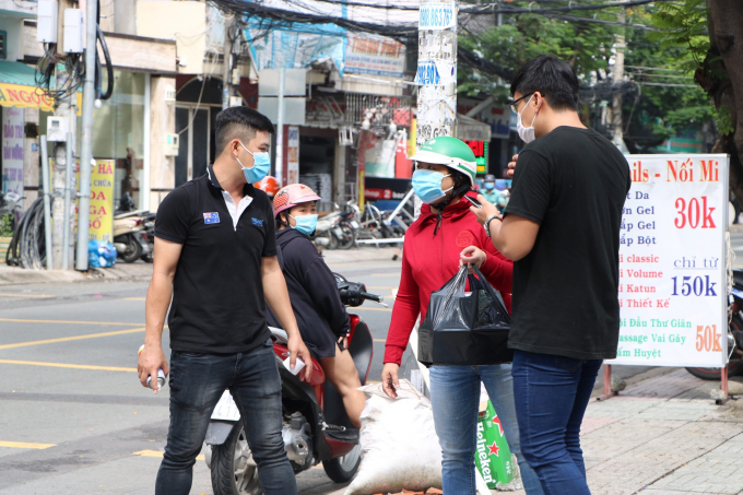 Người dân mang khẩu trang đến ủng hộ “ATM khẩu trang”