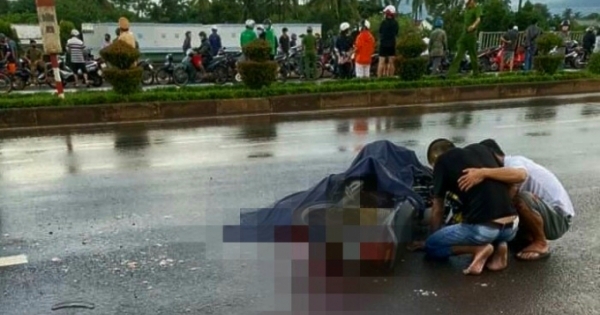 Đắk Lắk: Ngã ra làn đường ô tô, 2 người bị xe cán thương vong