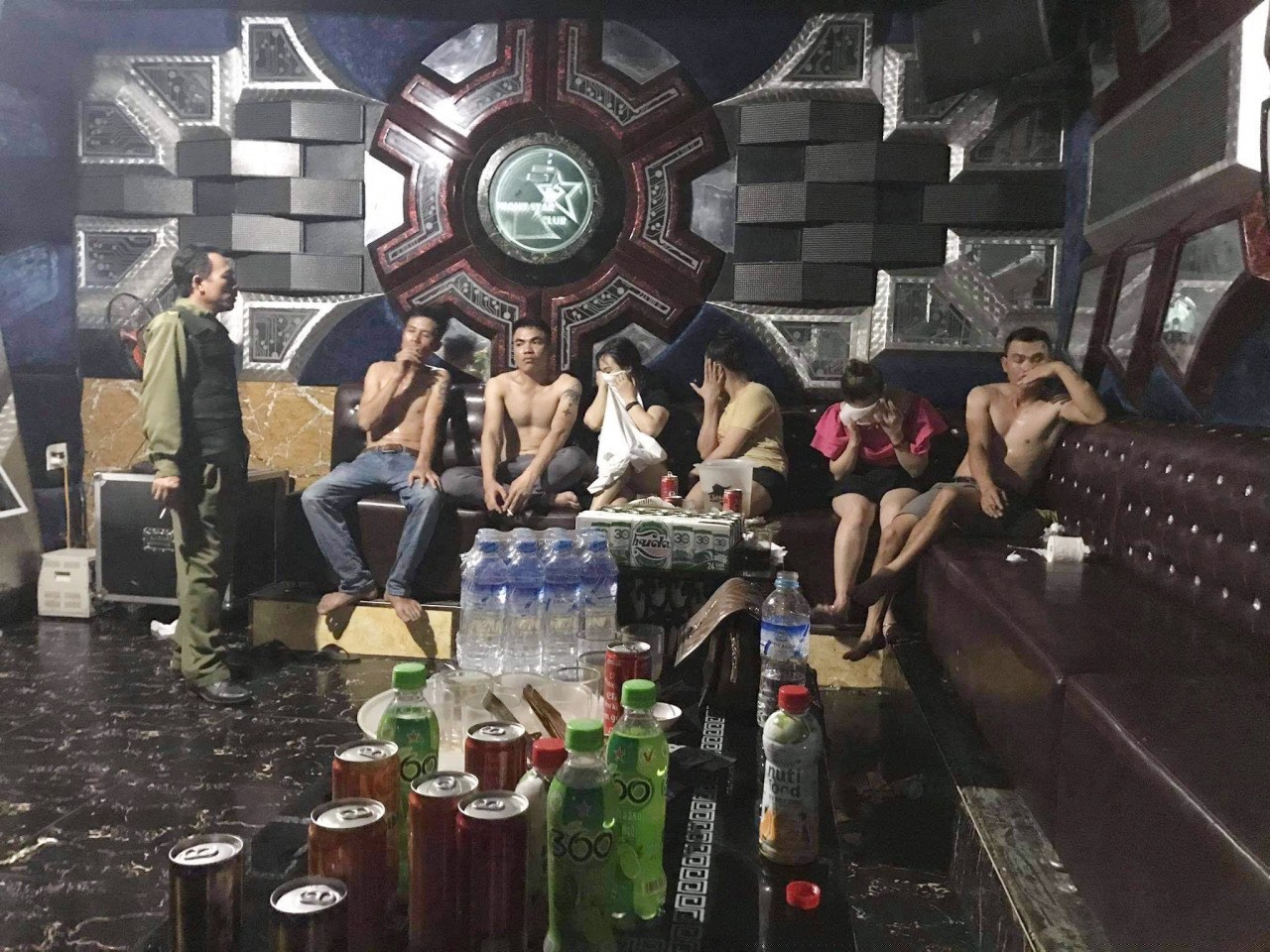 Nhóm đối tượng tại quán Karaoke