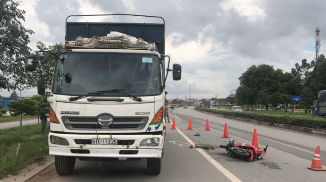 Bình Dương: Tông đuôi xe tải dừng đỗ, người đàn ông tử vong