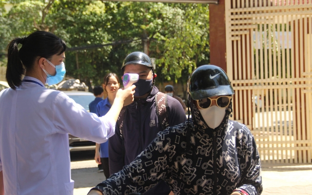 Hi hữu, nữ sinh ngất xỉu khi vừa đến điểm thi