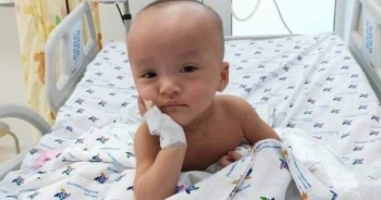 Siêu đáng yêu với hình ảnh hai bé Trúc Nhi và Diệu Nhi chống cằm cười tít mắt