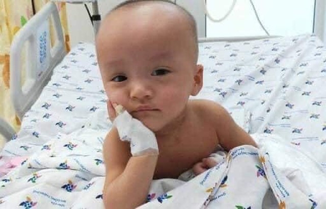 Siêu đáng yêu với hình ảnh hai bé Trúc Nhi và Diệu Nhi chống cằm cười tít mắt