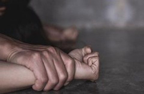 Bé gái bị "yêu râu xanh" hiếp dâm trong công viên