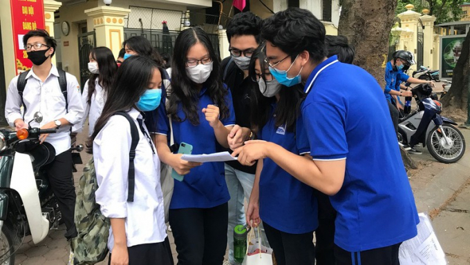 Một nhóm các thí sinh cùng so đáp án sau khi kết thúc môn thi Tiếng Anh.