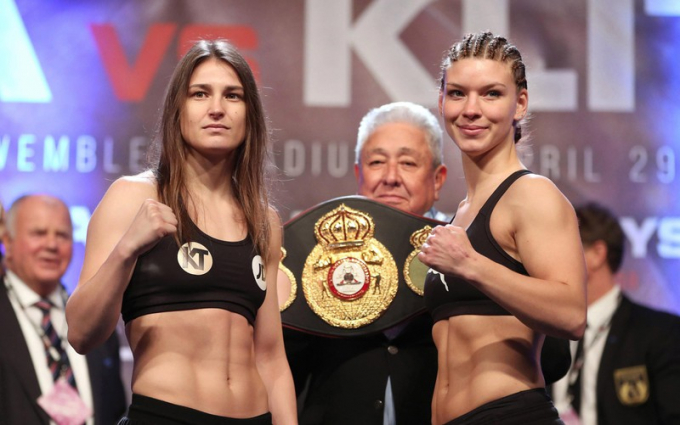 Katie Taylor (trái) trên võ đài vinh quang.