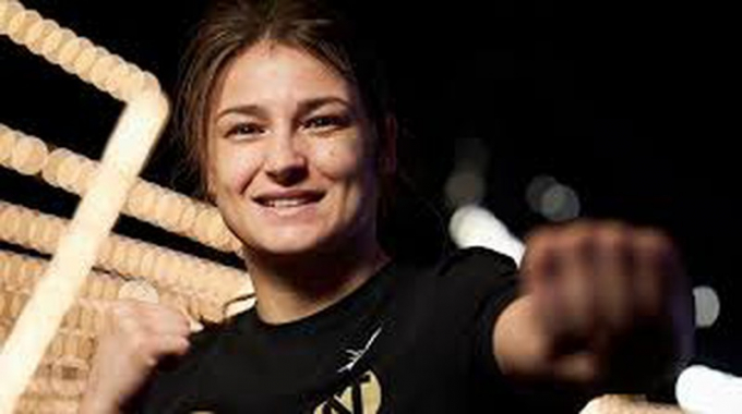 Hình ảnh Katie Taylor xinh đẹp, nữ tính nhưng cũng đầy quyền lực sức mạnh.