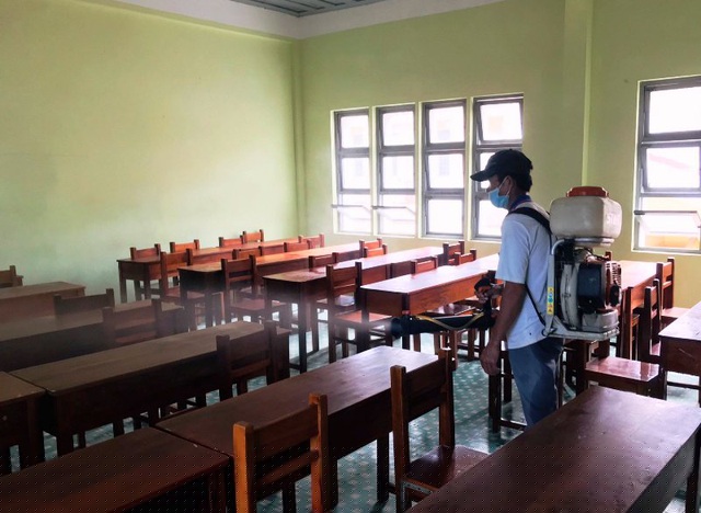 Trước ngày thi, các phòng thi được phun khử trùng đảm bảo an toàn sức khỏe cho thí sinh, cán bộ tham gia công tác thi.