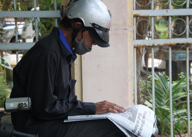 Mỗi phụ huynh tự chọn mỗi góc tránh tụ tập đông người.