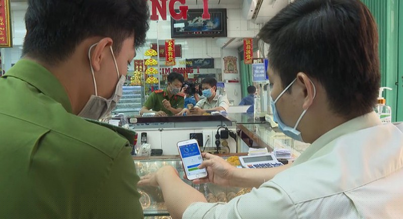 Lực lượng Công an Phường 3, TP. Bạc Liêu đã phối hợp với các cấp, ngành thực hiện tuyên truyền người dân cài đặt ứng dụng Bluezone nêu cao tinh thần tránh nhiệm với cộng đồng tự phòng, chống dịch Covid-19.