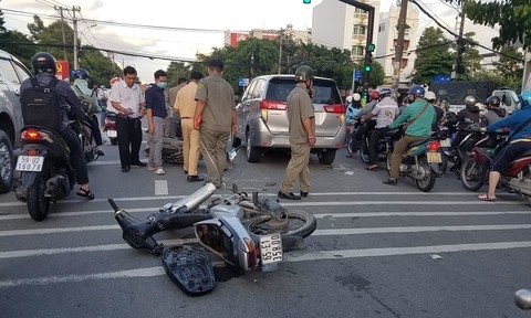 Bị đặc nhiệm truy đuổi, băng cướp giật lao vào đuôi ô tô