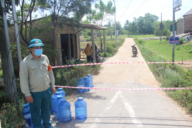 Lực lượng quân sự xã được huy động trực tại các chốt.