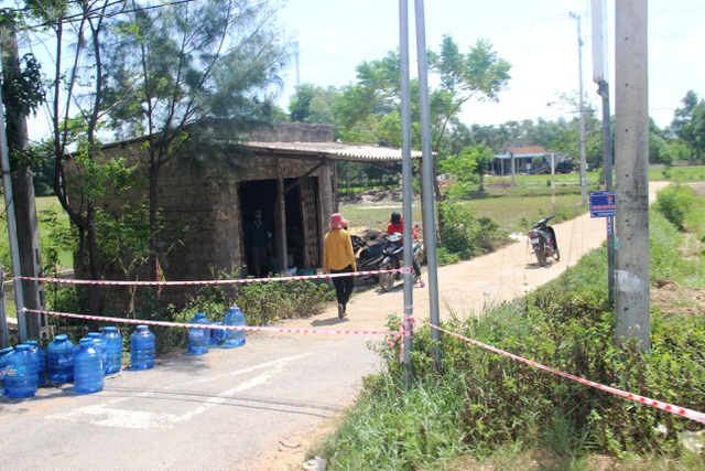 Người dân trong khu dân cư không ra ngoài, người dân bên ngoài cũng không được vào.