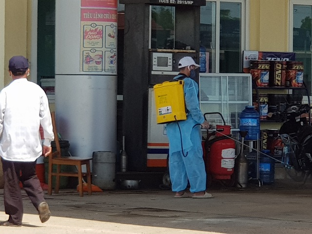 Phun thuốc khử trùng tại một số điểm.