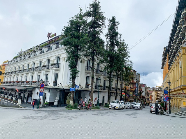 Đ&acirc;y kh&ocirc;ng phải l&agrave; lần đầu ti&ecirc;n thị trấn du lịch vắng lặng như thế n&agrave;y, từ trước đ&oacute; cũng do ảnh hưởng của dịch Covid-19, Sa Pa vắng kh&aacute;ch trong suốt gần 3 th&aacute;ng đầu năm.