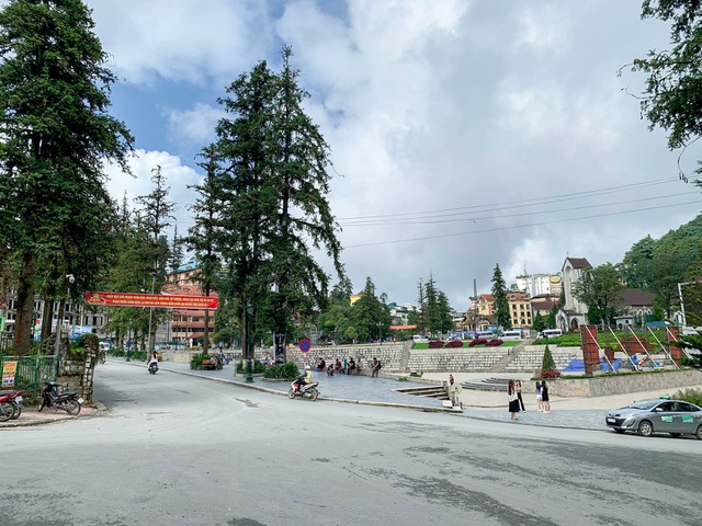 C&aacute;c điểm du lịch thưa thớt du kh&aacute;ch. C&aacute;c h&atilde;ng xe taxi xếp h&agrave;ng d&agrave;i,