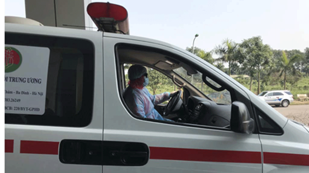 Xe chuyên dụng vận chuyển bệnh nhân Covid-19 về Bệnh viện Bệnh nhiệt đới T.Ư 2, tại H.Đông Anh, Hà Nội.
