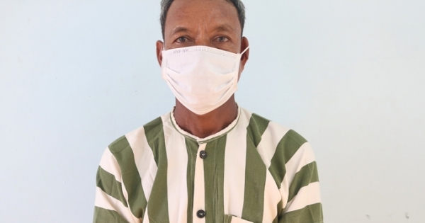 Nổi cơn ghen vung dao chém hàng xóm vì dám đứng cạnh giường vợ mình