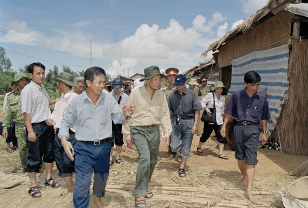 Tổng Bí thư Lê Khả Phiêu đến thăm nơi ở của đồng bào mới được di dời tránh lũ tại ấp Gò Châu Mai, xã Khánh Hưng, huyện Vĩnh Hưng, tỉnh Long An, trong chuyến đi kiểm tra, thị sát và chỉ đạo công tác cứu trợ nhân dân vùng bị lũ lụt và khắc phục hậu quả do lũ lụt gây ra ở các tỉnh đồng bằng sông Cửu Long (27-29/9/2000). (Ảnh: Cao Phong/TTXVN)