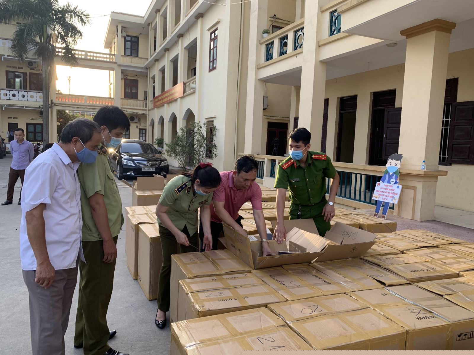 Lực lượng chức năng tiến hành kiểm đếm và niêm phong số hàng buôn lậu