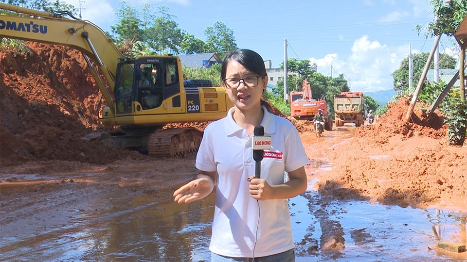 Phóng viên Hoài Anh của Trung tâm Truyền thông Đa phương tiện, Báo Lao Động đưa tin từ vùng lũ Lai Châu. Ảnh: Tô Thế