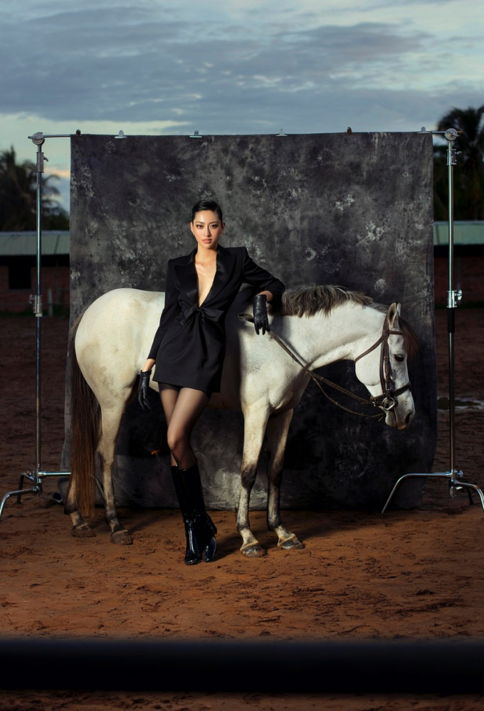 Bộ ảnh mang đậm nét cổ điển nhưng vừa hiện đại đã giúp người đẹp gốc Cao Bằng khoe trọn lợi thế về ngoại hình của mình