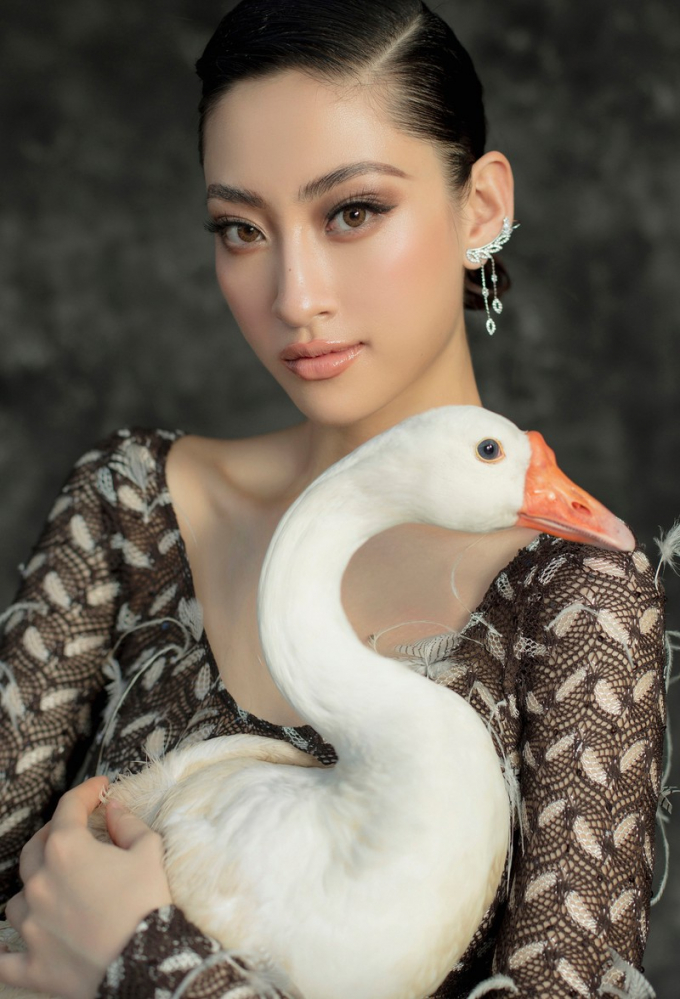 Đôi chân dài cũng như ánh mắt sắc sảo đã trở thành lý do mà nàng hậu nhiều lần trở thành vedette trên các sàn diễn thời trang lớn nhỏ trước đây