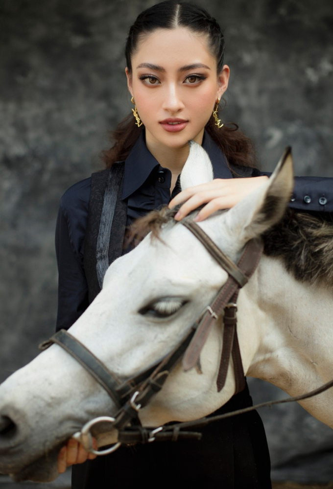 Có thể nói, chỉ sau 1 năm đội vương miện Hoa hậu, cô nàng đã thăng hạng nhan sắc bội phần.