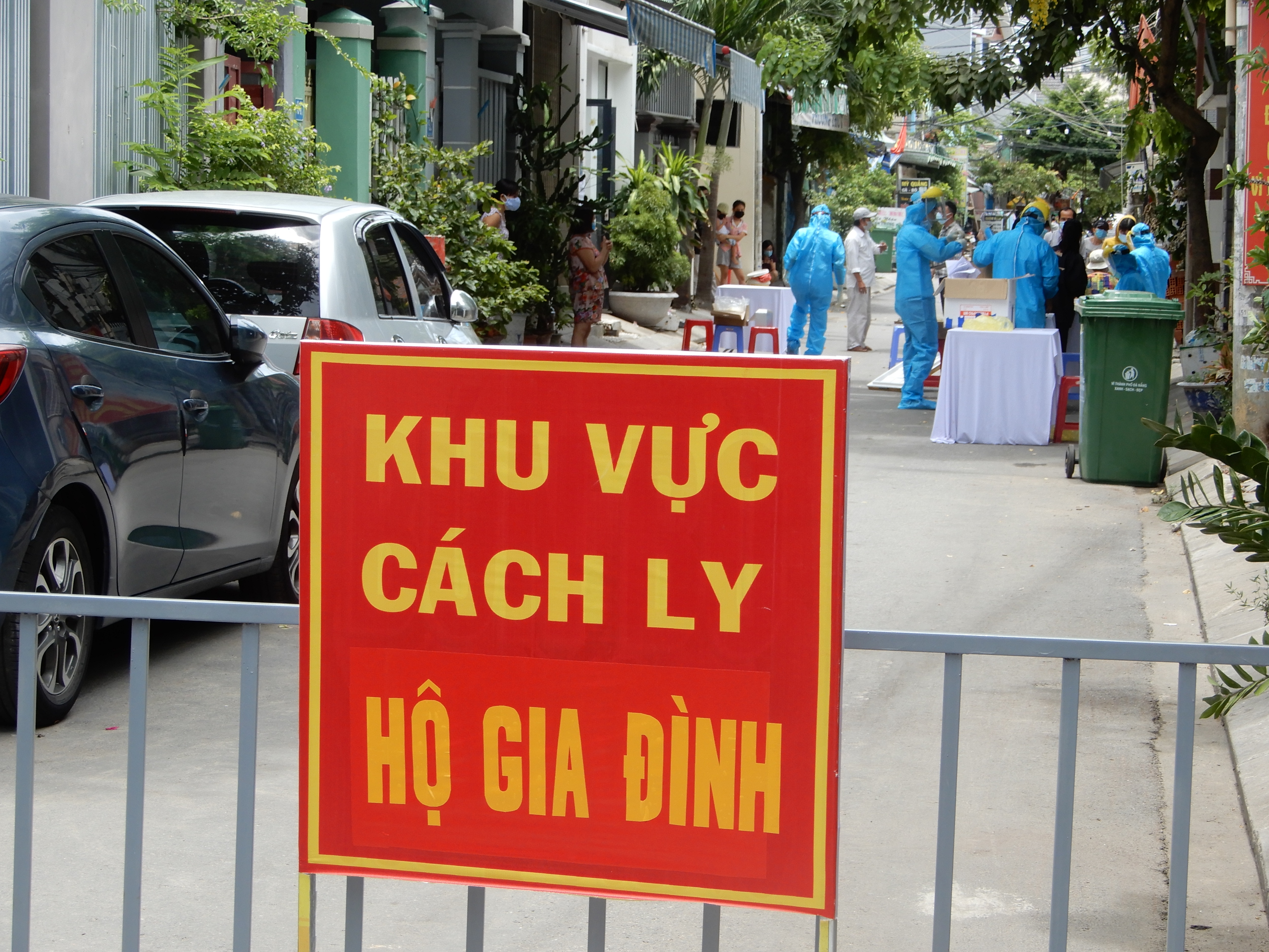 Công an trực chốt tại Bệnh viện dã chiến Tiên Sơn dính Covid-19 - 2