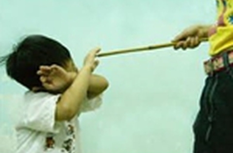 Bé 6 tuổi bị cha dượng đánh đập, hành hạ dã man